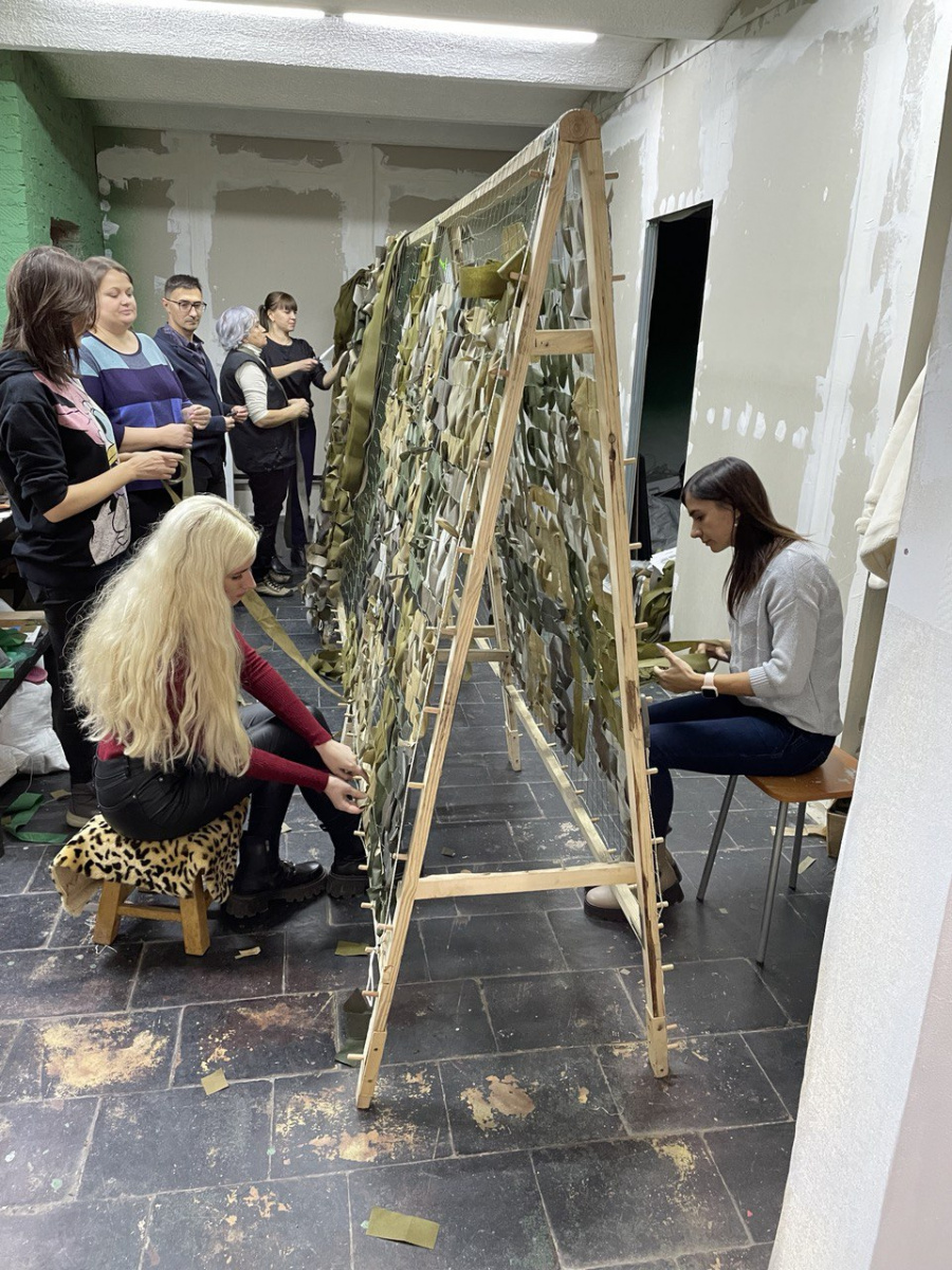 Сотрудники регионального Росреестра и Роскадастра приняли участие в плетении маскировочных сетей для фронта 